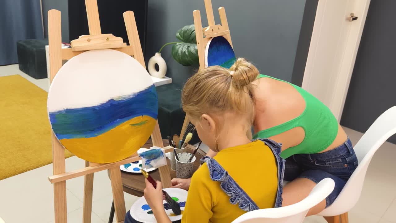 어머니와 딸이 함께 그림을 그리는 것