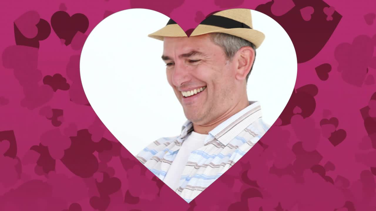 Fotografo con fedora di paglia che solleva una DSLR, ispezionando la tecnologia della fotocamera in una cornice a forma di cuore rosa.
