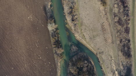 Agricultura-Tierra-Y-Río-Drone-Vista