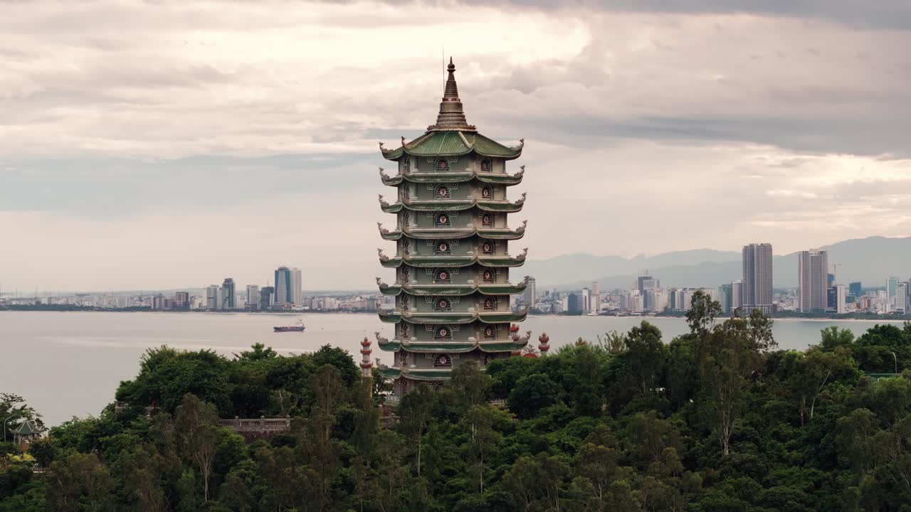 pagoda con vistas al horizonte de la ciudad de vietnam y la bahía - vista aérea