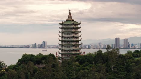 Pagoda-Con-Vistas-Al-Horizonte-Y-La-Bahía-De-La-Ciudad-De-Vietnam---Vista-Aérea