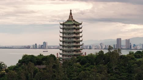 pagoda z widokiem na panoramę miasta wietnamu i zatokę - widok z powietrza