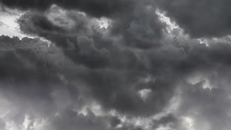 Gewitter-über-Den-Dunklen-Wolken