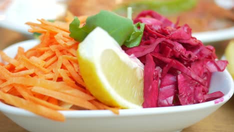 ensalada de zanahoria triturada y repollo rojo con limón