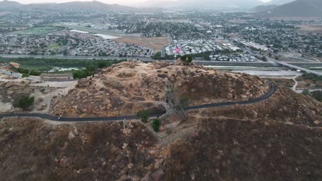 Mt.-Rubidoux-Am-Flussufer-Von-Kalifornien-Bei-Sonnenuntergang-Mit-Wanderern-In-4k-Aussicht