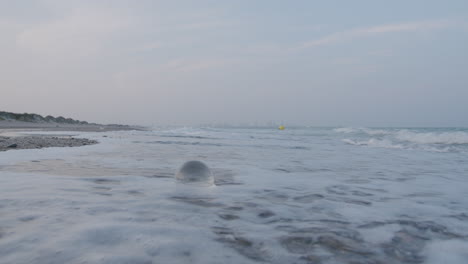 Olas-Del-Mar-Lavando-La-Orilla-Con-Orbe-De-Cristal