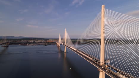 El-Cruce-De-Queensferry,-El-Más-Nuevo-De-Los-Tres-Puentes-Que-Cruza-El-Río-Adelante-En-Escocia