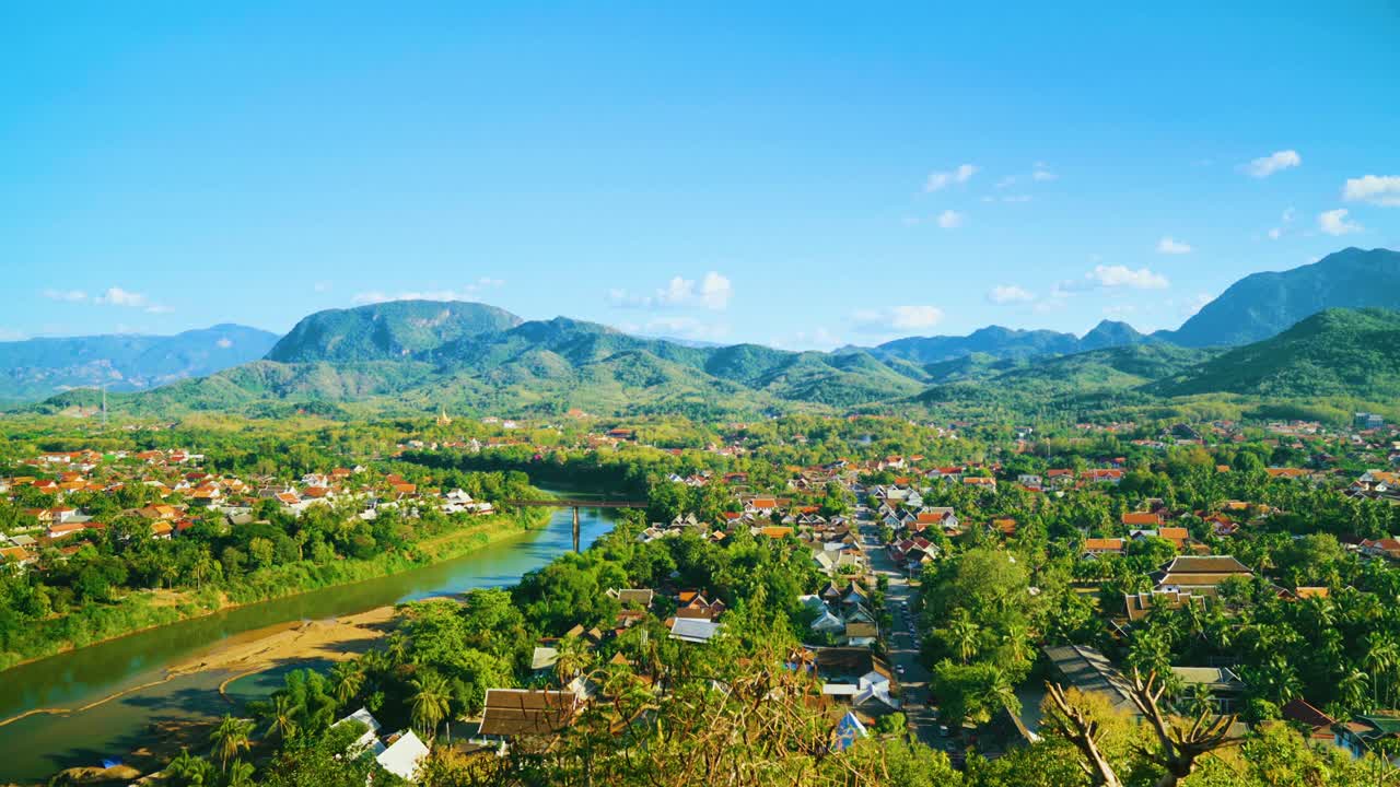 Veduta aerea panoramica della città di Luang Prabang e della campagna circostante in una luminosa e soleggiata giornata estiva