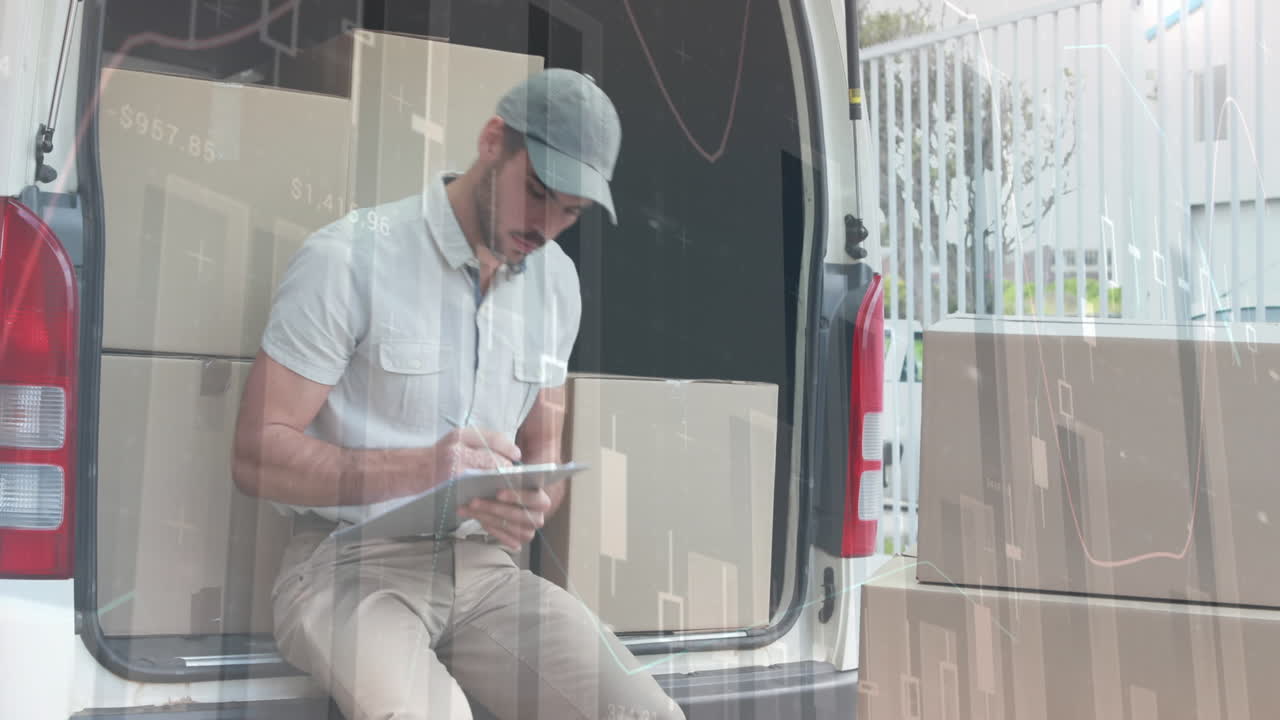 procesamiento de datos estadísticos contra el repartidor caucásico escribiendo en el clipboard y sonriendo