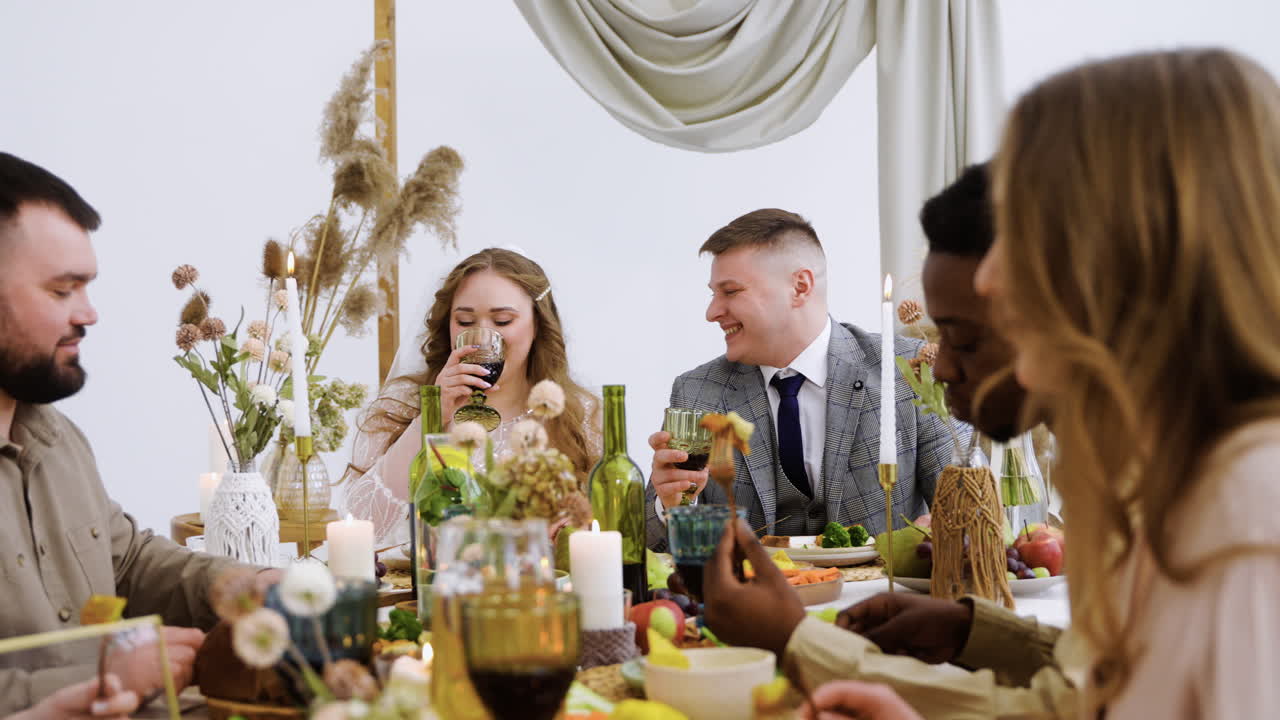 personas disfrutando del banquete