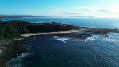 Drone-Vista-Aérea-Del-Paisaje-Del-Faro-De-Norah-Head-Toukley-Rock-Promontorio-Costa-Océano-Playas-De-Arena-Naturaleza-Matorrales-Mar-Costa-Central-Australia