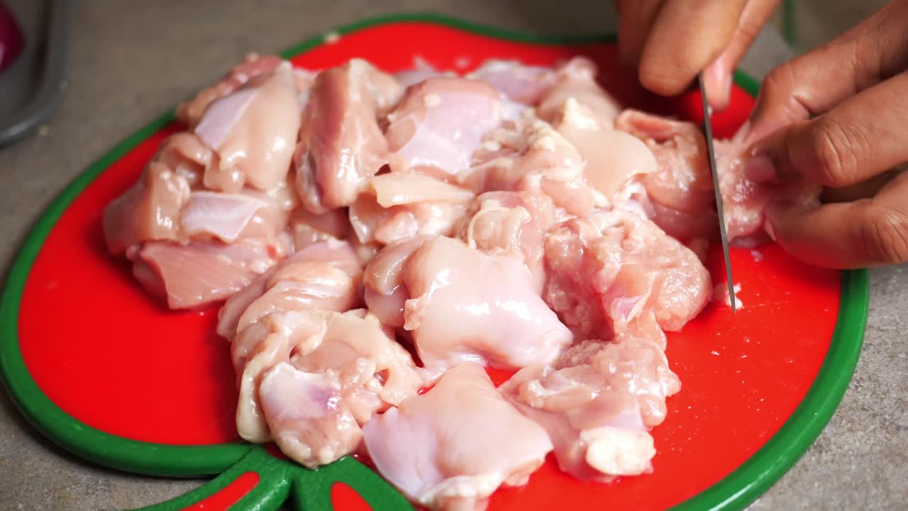 preparación de pollo crudo picado
