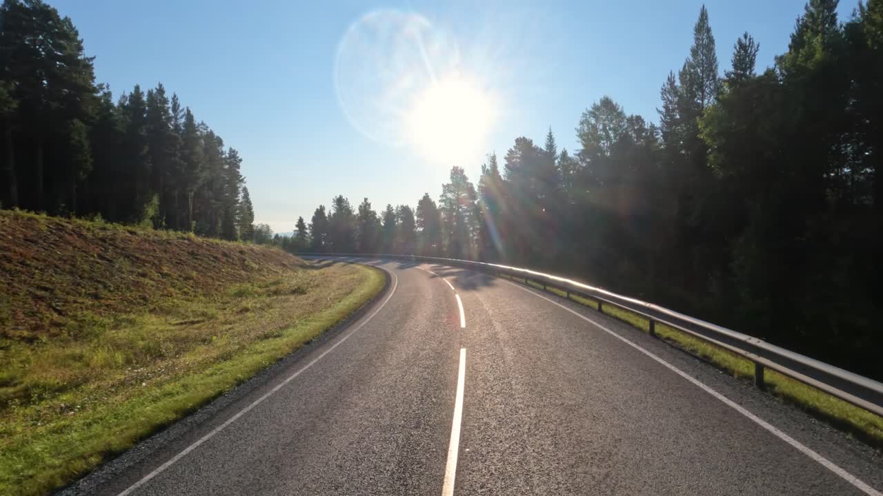 punto de vista del vehículo conduciendo un coche en una carretera en noruega