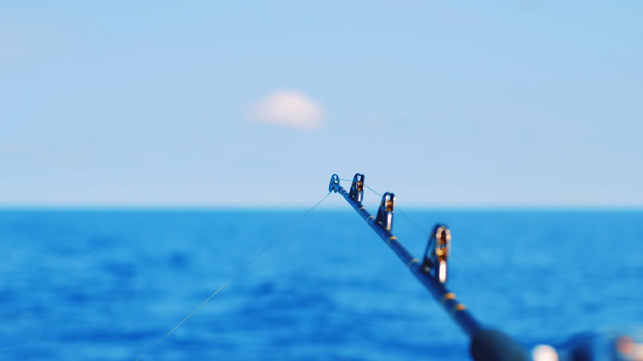 소프트 포커스 바다 배경으로 막대를 통과하는 낚싯줄에 가까이