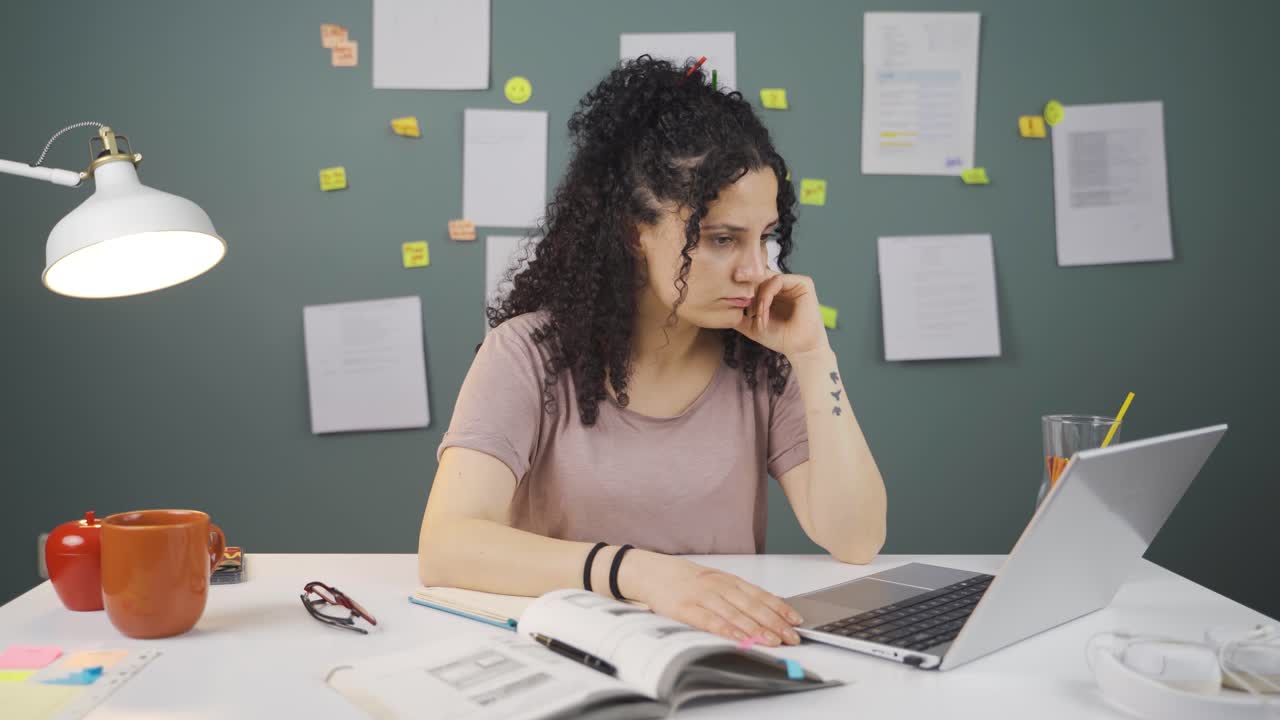 estudiantes mujeres viendo información y contenido útil.