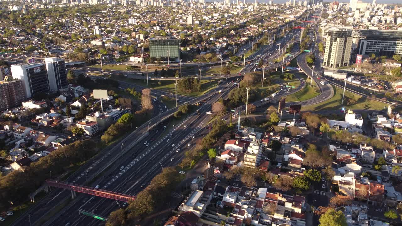 vista aérea de drones sobre la carretera panamericana en buenos aires al atardecer, argentina