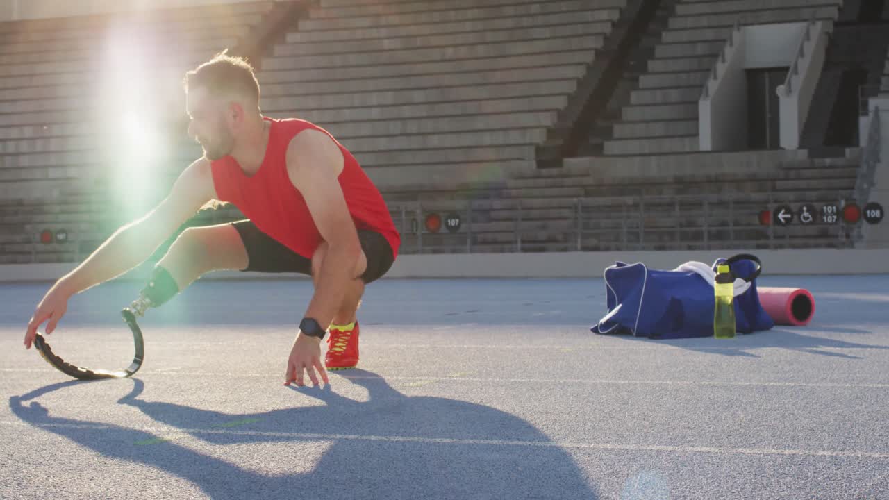 atleta masculino caucásico discapacitado con cuchilla de correr estirándose en un día soleado