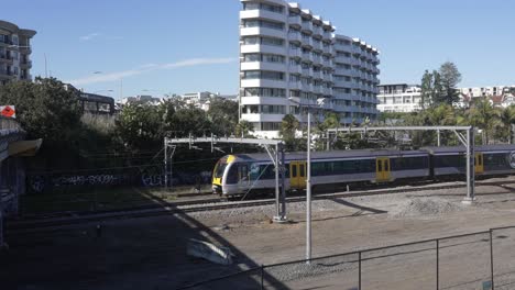 Tren-Pasando-Por-Varios-Ferrocarriles-Día-Soleado.mp4