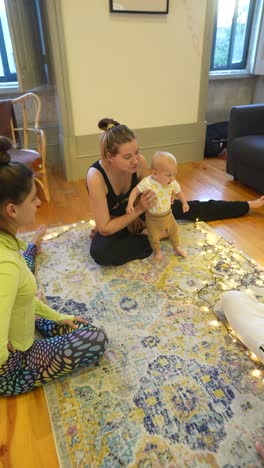 el bebé aprende a estar de pie con los padres