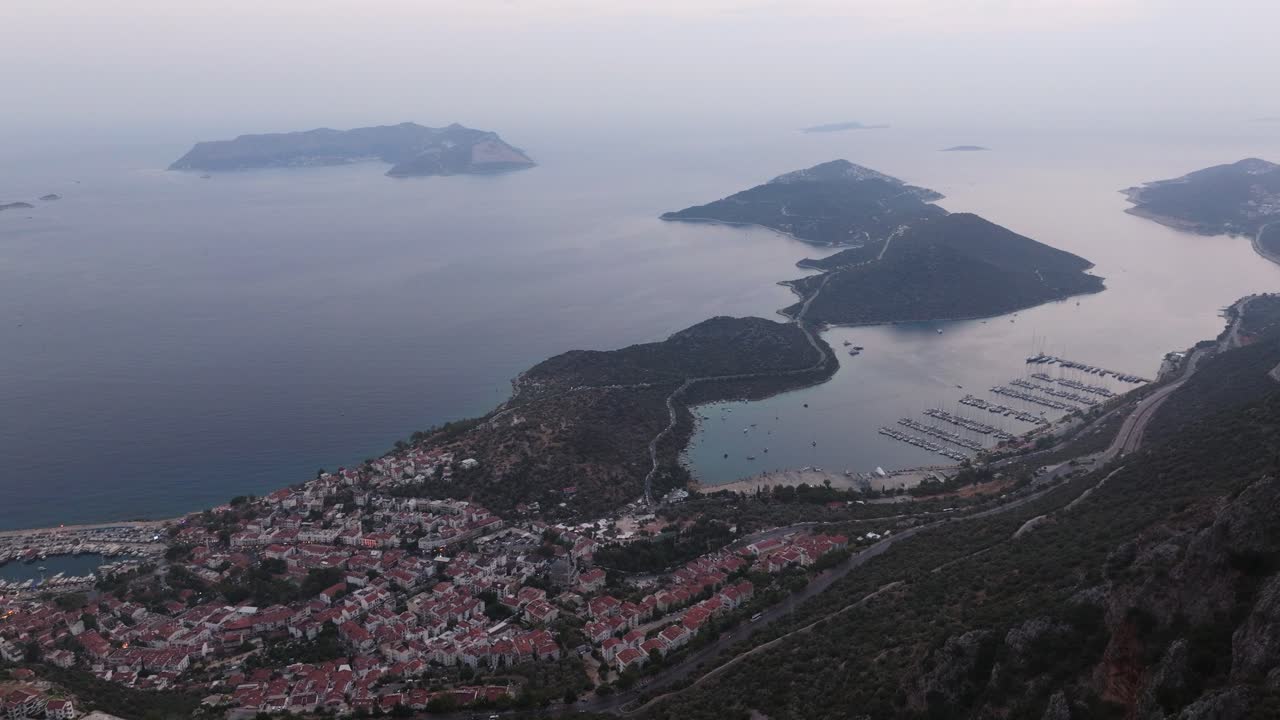 vista del atardecer sobre la costa de kas, antalya, capturando la belleza serena del paisaje costero, dolly aéreo revela ángulo alto