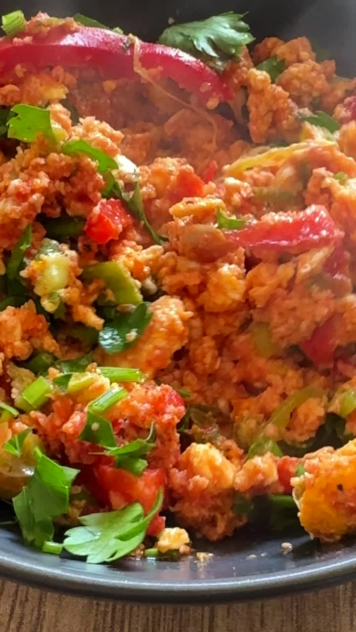 huevos revueltos con pimientos rojos y hierbas