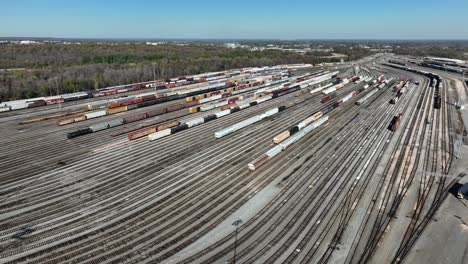 Vías-De-Ferrocarril-En-El-Patio-De-Conmutación-De-Trenes-En-EE.UU.