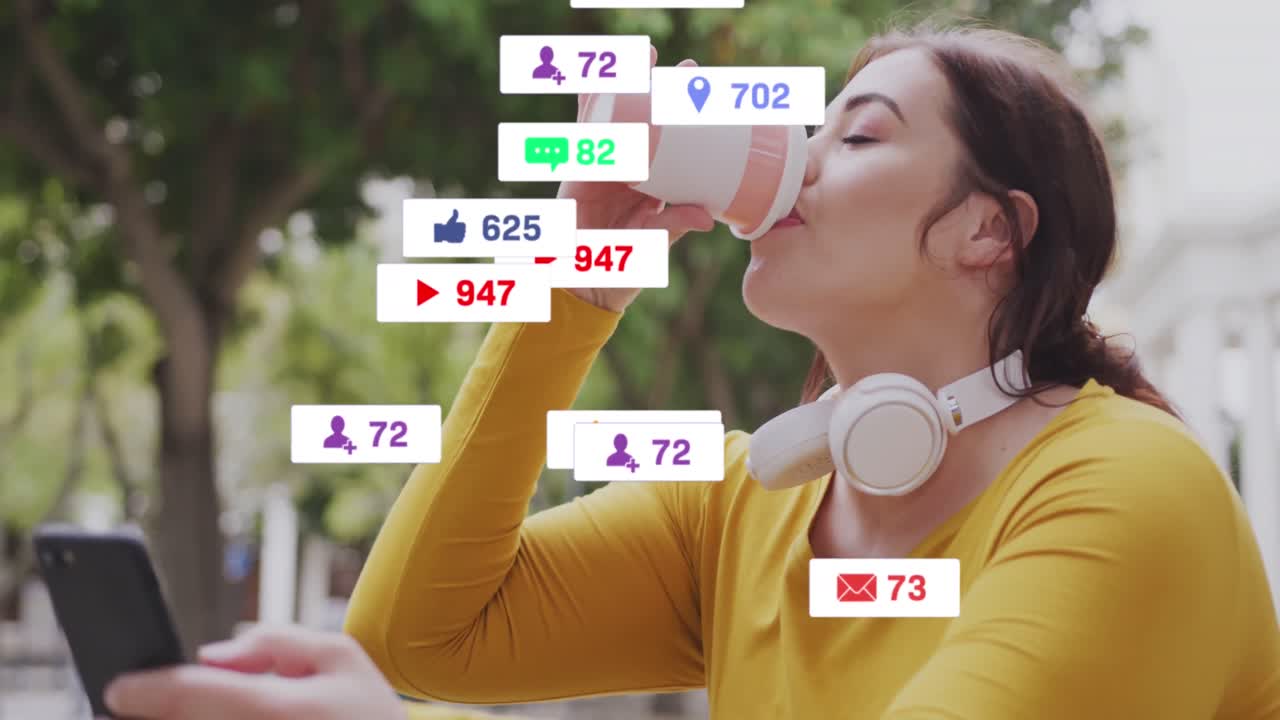 animación de iconos de las redes sociales sobre una mujer caucásica bebiendo café y usando un teléfono inteligente en una cafetería