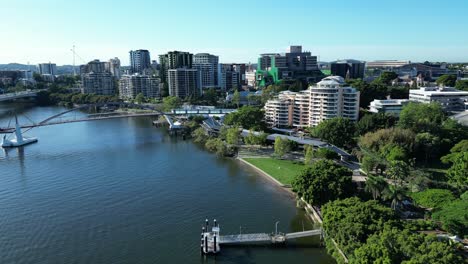 toma de drone de la orilla sur de la ciudad de brisbane river quay green