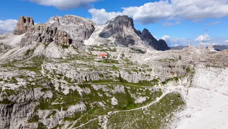 vistas aéreas de las tre cime di lavaredo en los dolomitas italianos