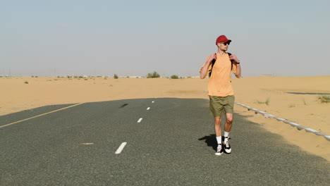 Aventurero-Masculino-Cruzando-El-Desierto