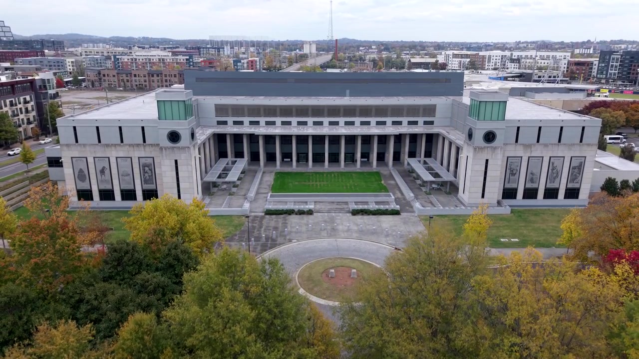 Biblioteca e Archivi di Stato del Tennessee a Nashville circondati da vivaci alberi autunnali e fogliame colorato in piena stagione - rivelazione aerea ascendente.