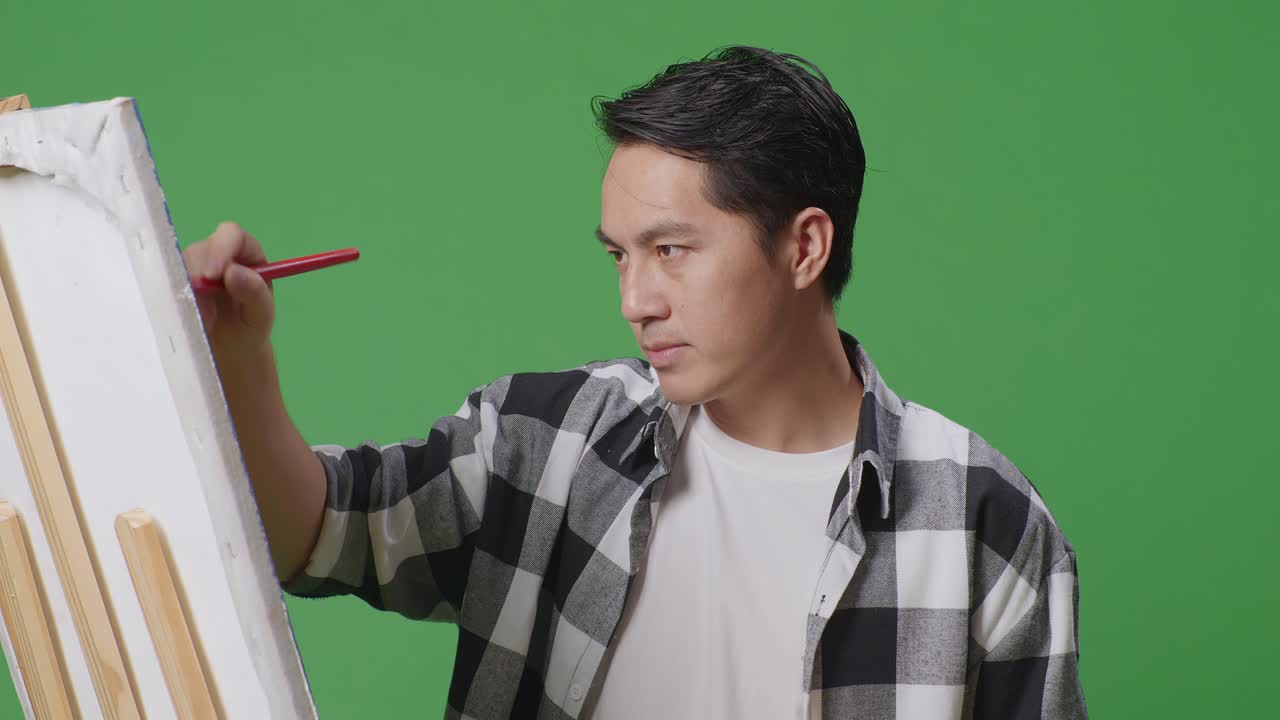 캔버스에 그림을 그리는 사람