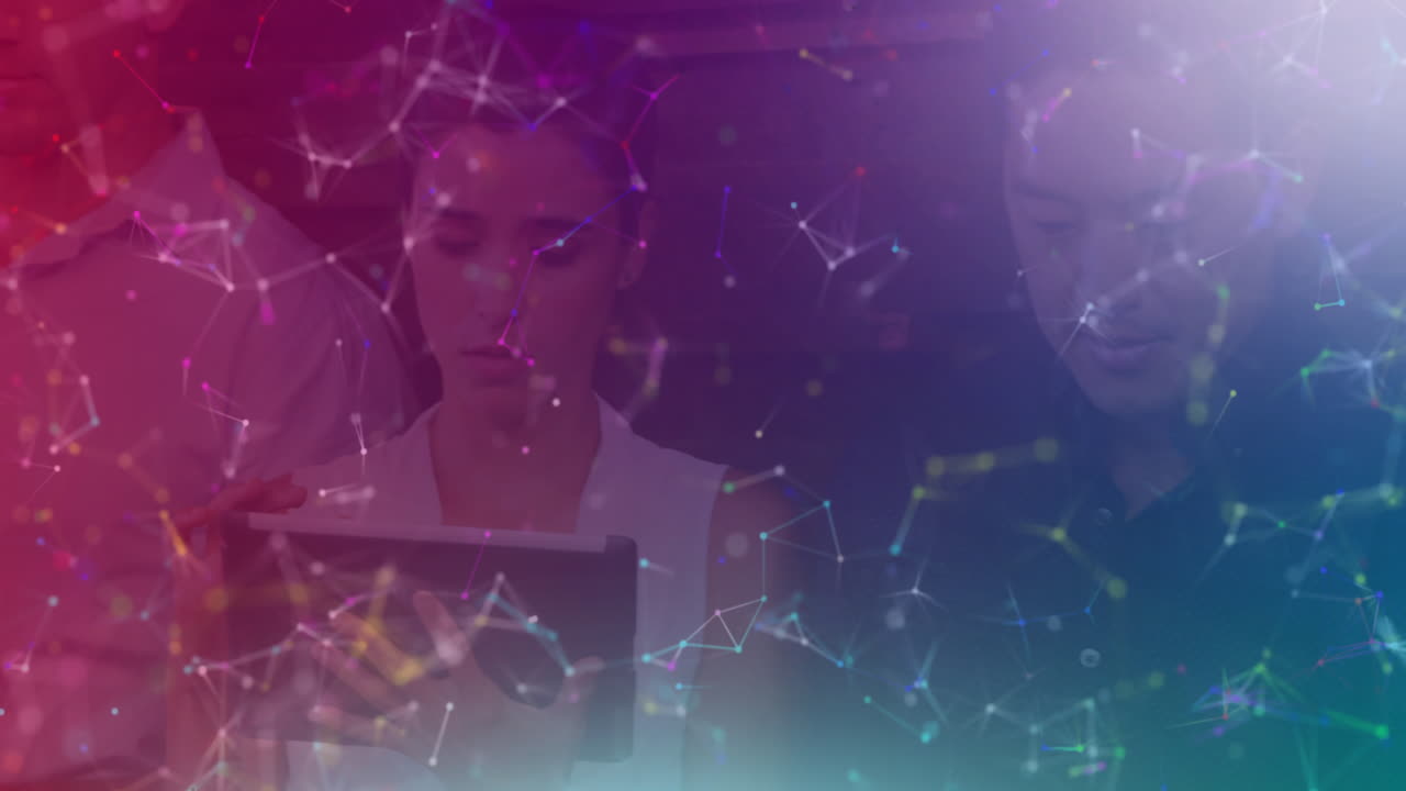 animación de la red de conexiones sobre personas que usan dispositivos electrónicos de rosa a púrpura