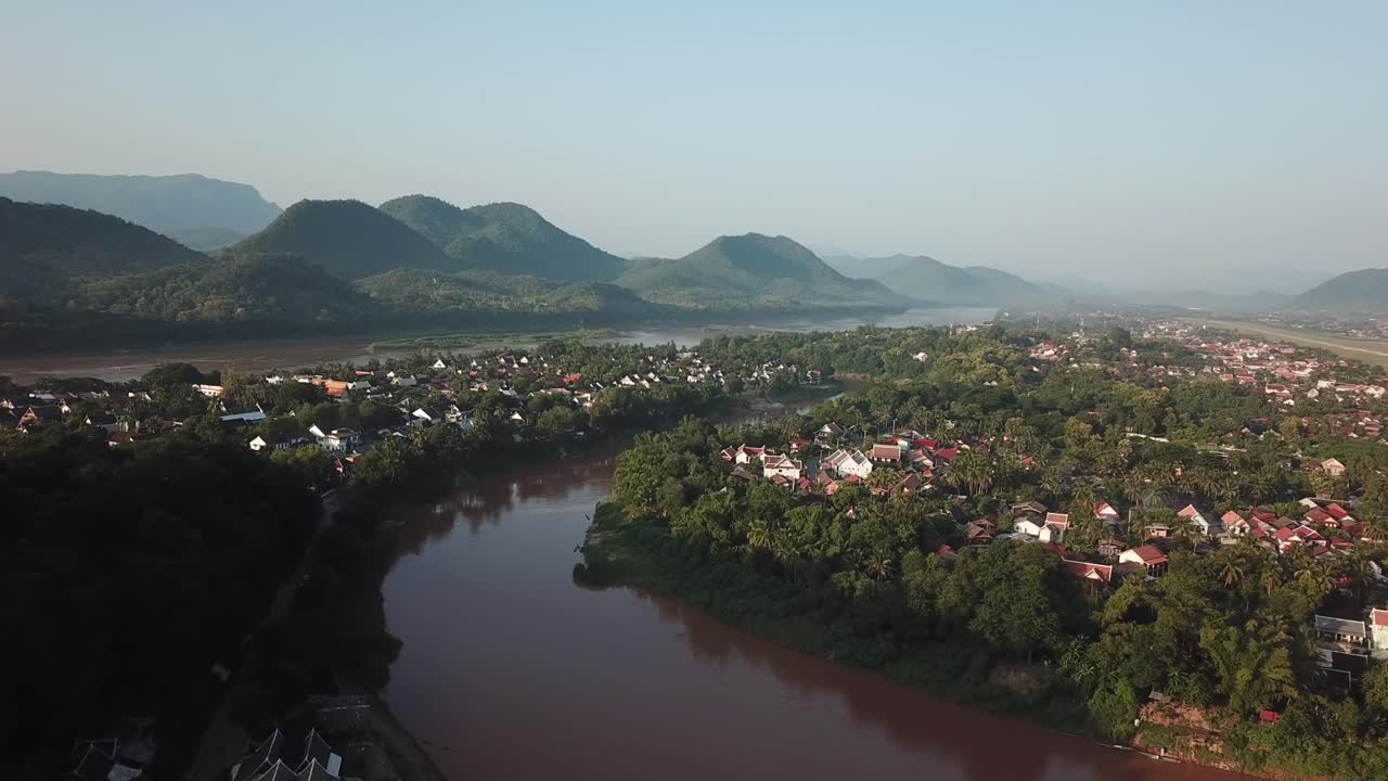 Luang Prabang, Laos. Vista aerea con drone del fiume Mekong e del fiume Nam Khan con paesaggio unico