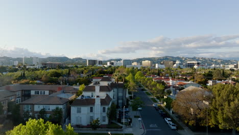 Vista-Aérea-Del-Tráfico-Y-Casas-De-Lujo-En-Beverly-Hills,-Puesta-De-Sol-En-Los-ángeles,-Estados-Unidos