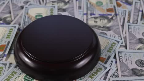 concepto de pagos de corrupción con nosotros dólares en efectivo billetes de banco dinero en el juez gavel