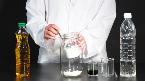 una demostración paso a paso de la creación de una lámpara de lava casera utilizando aceite, agua y tinte en un entorno de laboratorio