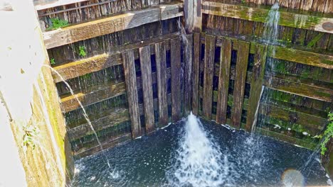 Wasser,-Das-In-Schleusentore-Fließt,-Um-Die-Schleuse-Zu-Füllen-Und-Das-Boot-Zu-Heben