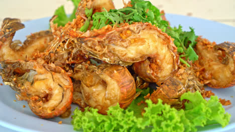 cigalas fritas o gambas mantis con ajo al estilo marinero