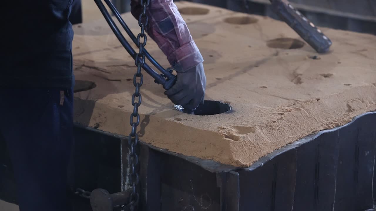 안전 첫 번째 개념, 모래 캐스팅: 이 캐스팅은 물과 유기 결합 화합물을 포함하는 은 모래에서 형성 된 모래 모형을 사용하여 만들어집니다.