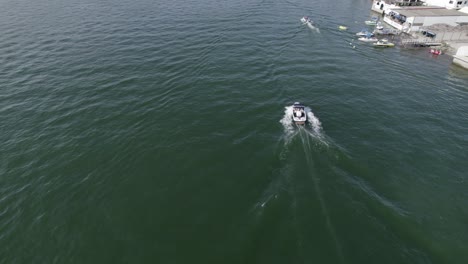 Verfolgung-Eines-Bootes,-Das-Auf-Dem-See-Segelt