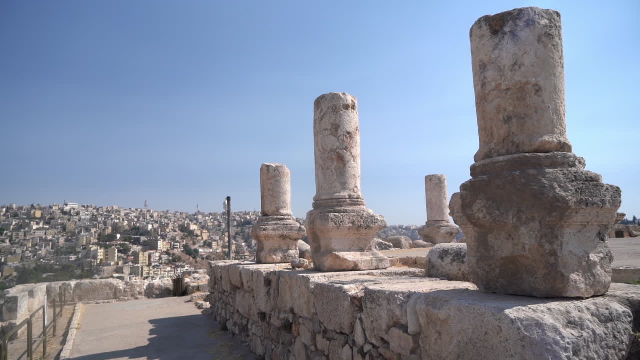 ruinas antiguas de la ciudadela de amman, jordania con paisaje urbano en el horizonte, pilares, murallas de la ciudad romana y bizantina, fotograma completo