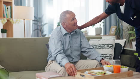 cuidador que ayuda a un anciano con la comida