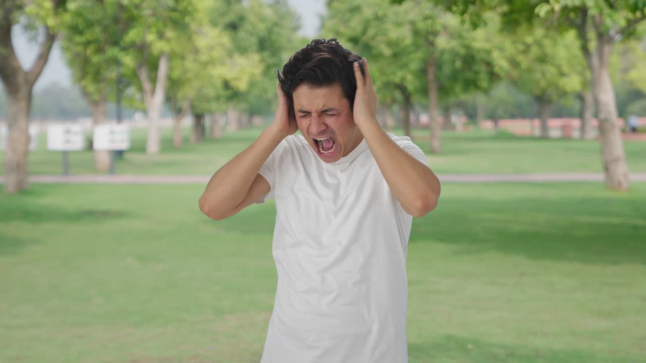 좌절 된 인디언 남자 가 큰 소리 로 비명을 지르고 있다