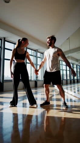 una pareja haciendo ejercicio en un gimnasio.
