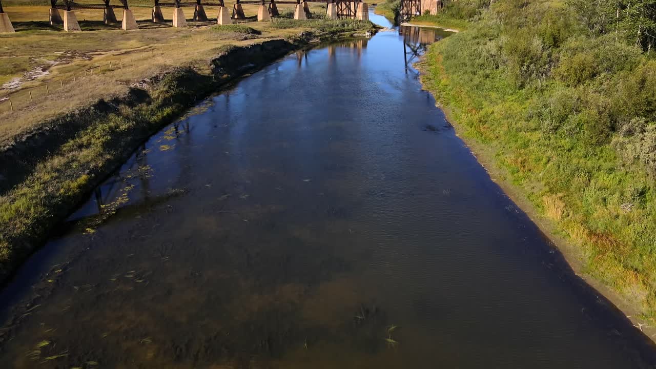 viejo caballete de tren en un día soleado en la pradera de américa del norte
