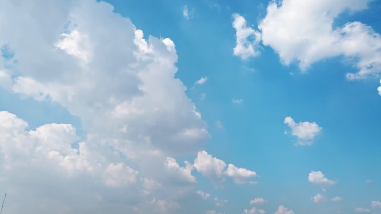 하얀 푹신한 구름과 푸른 하늘 저속 촬영, 일광에서 배경 및 그래픽에 대한 긴 초 지속 시간