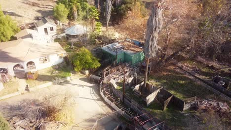 antena sobre una montaña rusa de carnaval abandonada