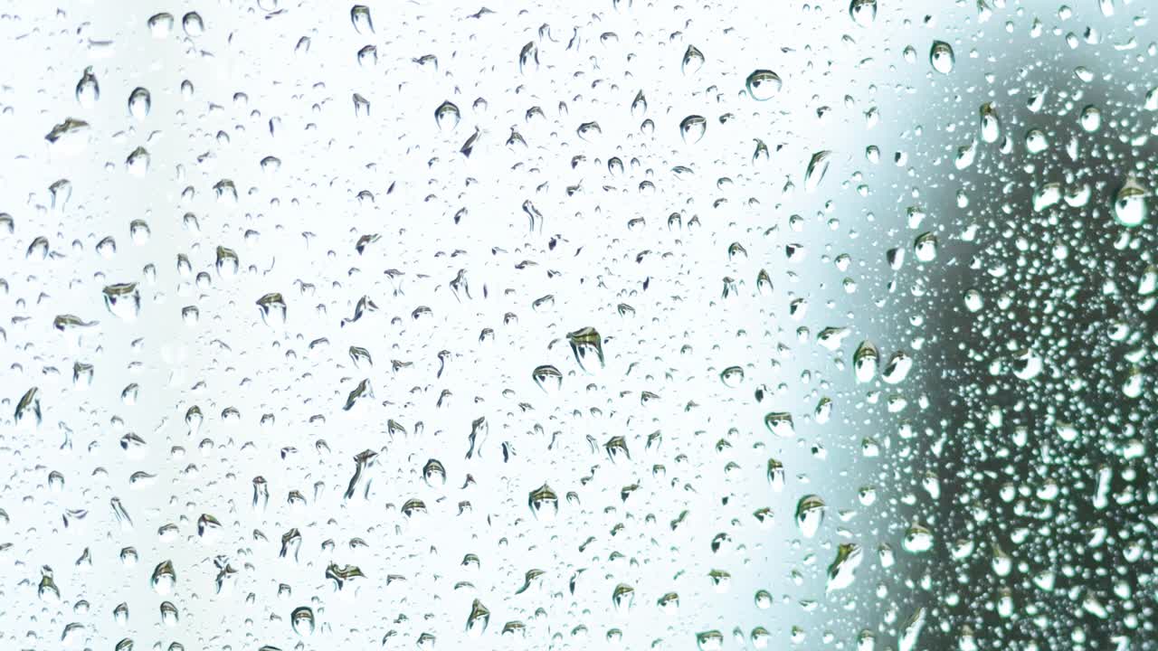 방울이 창문 창문 아래로 흘러내린다