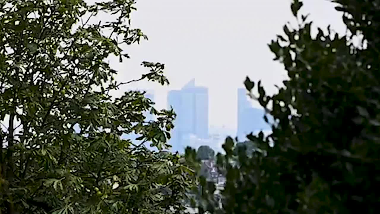 안개 속의 카나리 워프 빌딩 단지